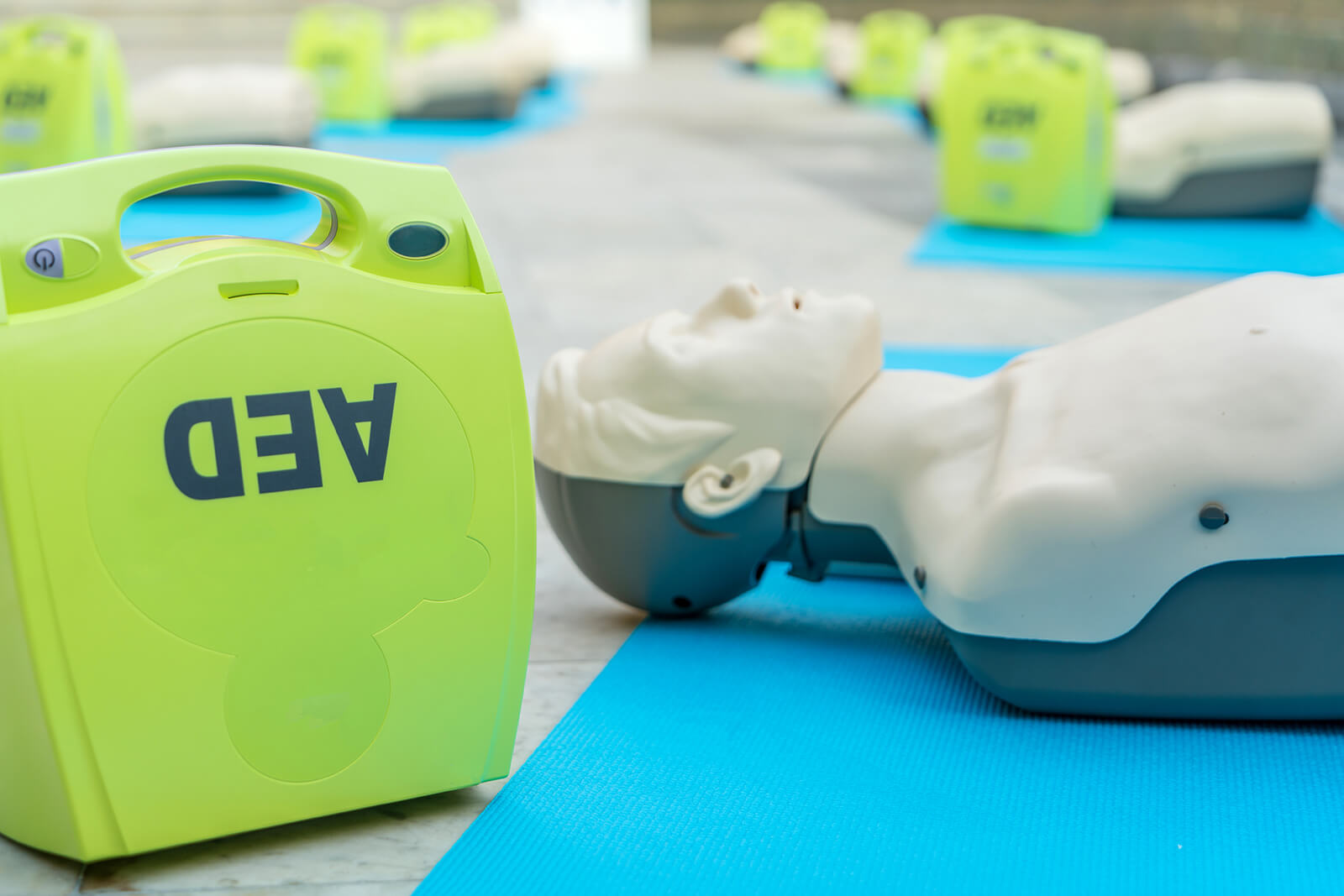 Reanimatiepoppen en AED-trainers liggen klaar voor een instructie