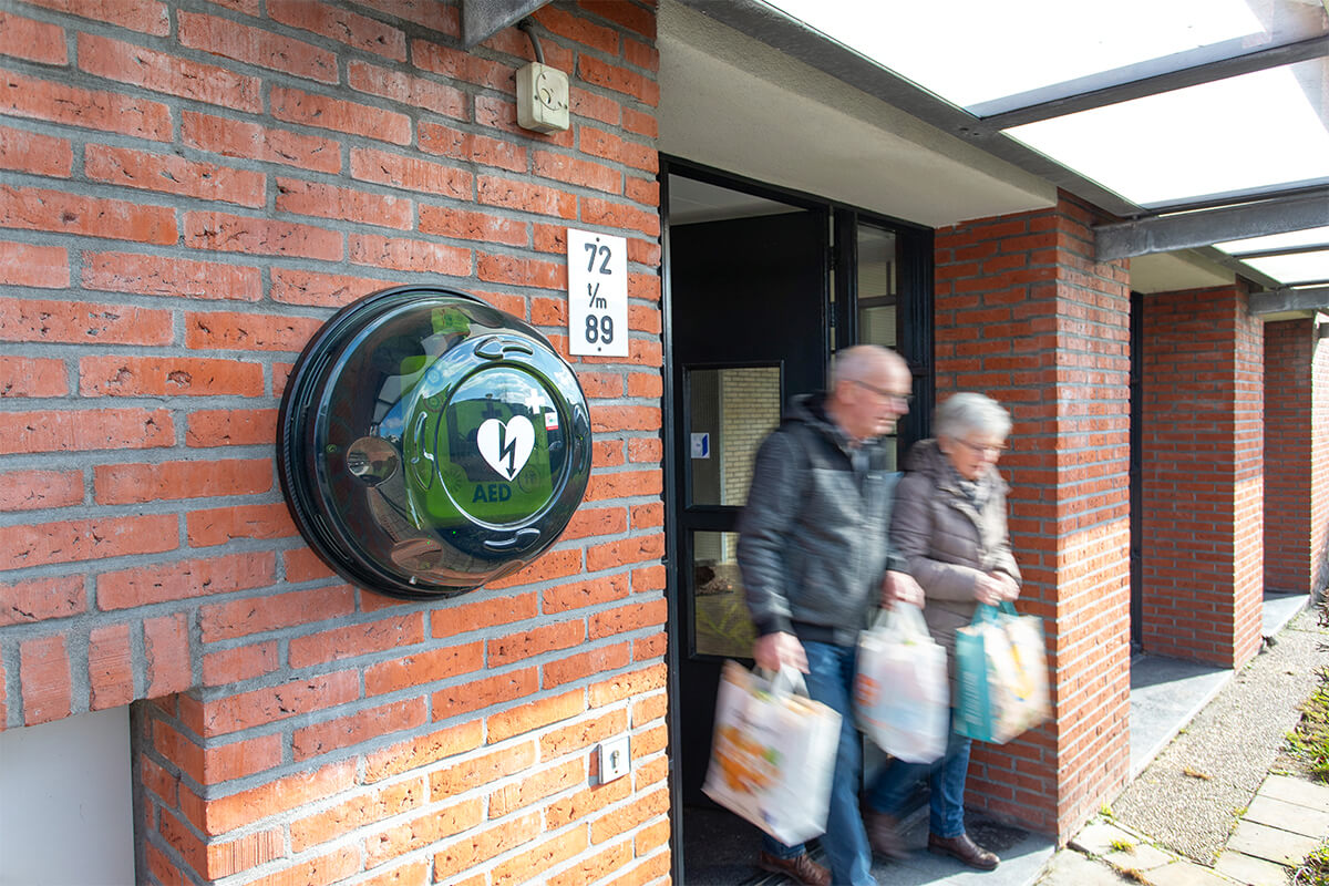 AED + kast hangt bij de ingang van een appartementencomplex.