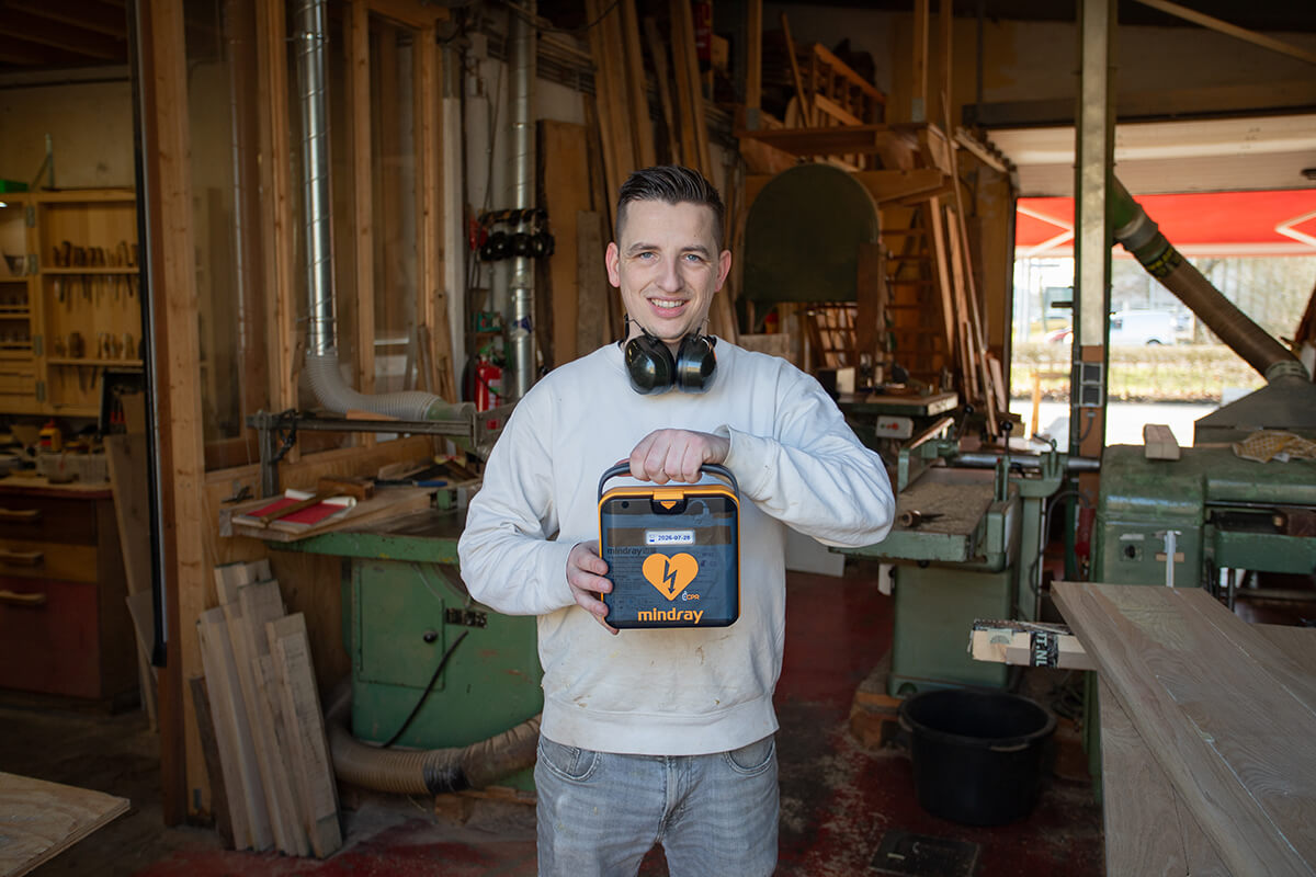 Man in werkplaats poseert met Mindray L1 AED