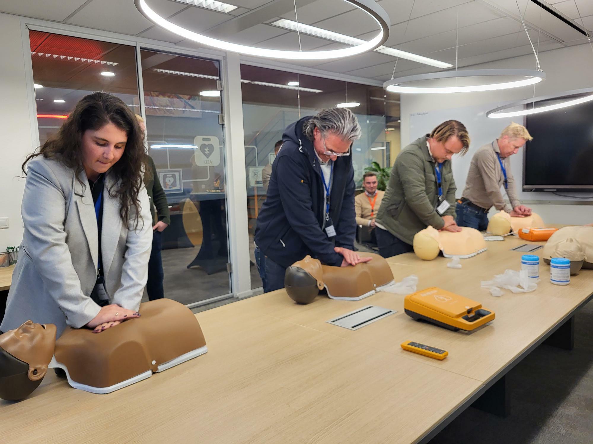 Groep krijgt reanimatie instructies bij AED-Partner