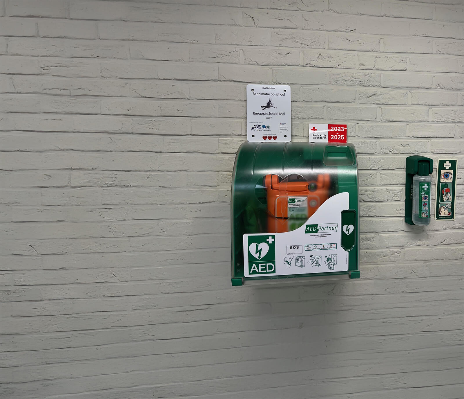 AED in kast aan muur bij Europese School Mol