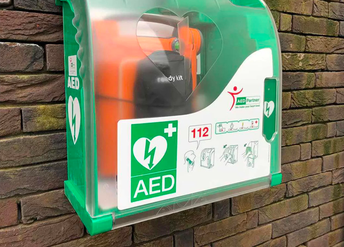 AED hangt aan muur bij een voetbalwedstrijd in Tessenderlo (België)