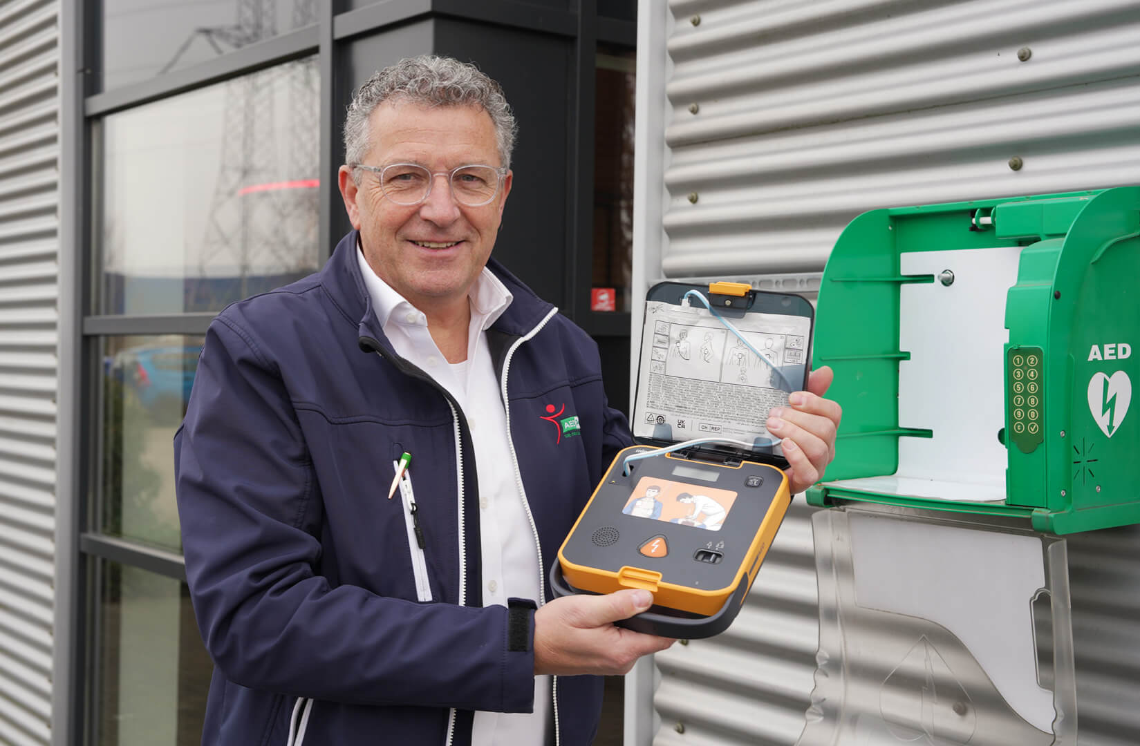 Servicemonteur poseert met opengeklapte mindray L1 AED