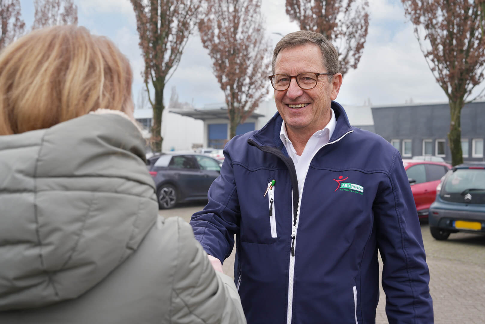 Servicemonteur geeft een klant een hand