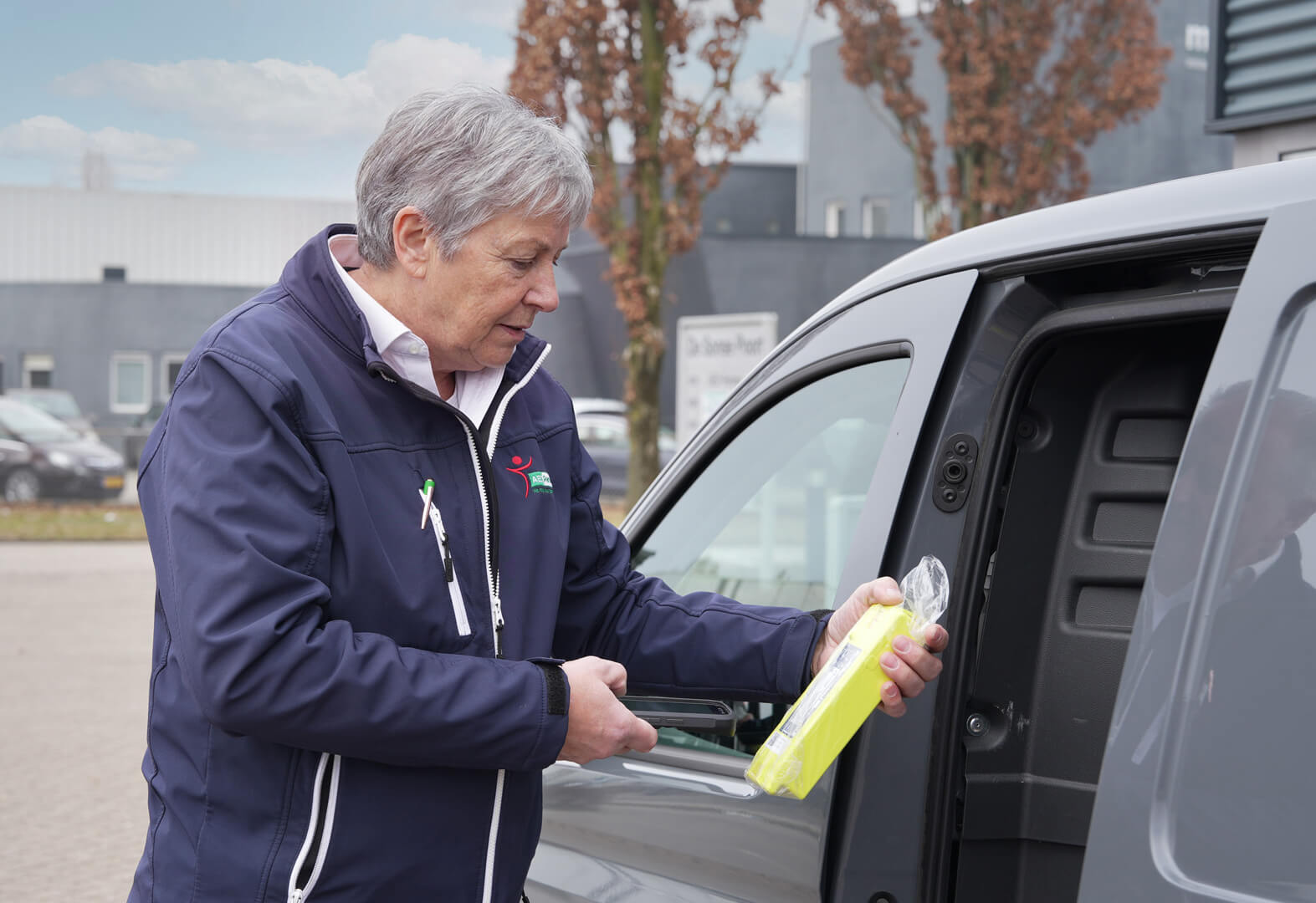 Servicemonteur scant een nieuwe AED batterij