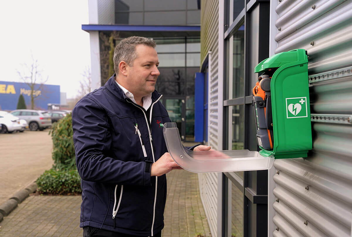 Servicemonteur controleert een AED